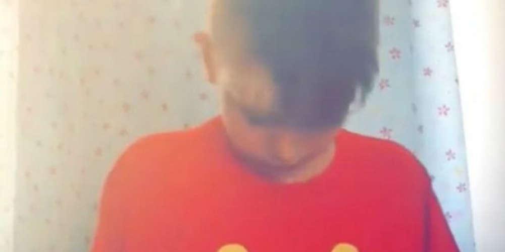 Μάνα έδωσε λάθος μπλούζα στον γιο της και έγινε παγκοσμίως ρεζίλι [βίντεο]