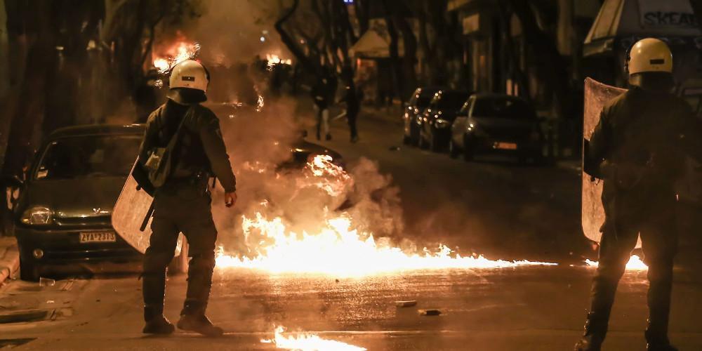 Νέες επιθέσεις με μολότοφ κατά αστυνομικών χθες βράδυ στα Εξάρχεια