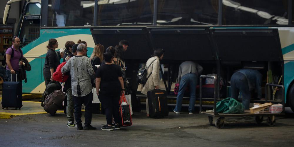 Συνεχίζεται η έξοδος των εκδρομέων του Πάσχα: Αυξημένη η κίνηση σε λιμάνια, αεροδρόμια, σταθμούς