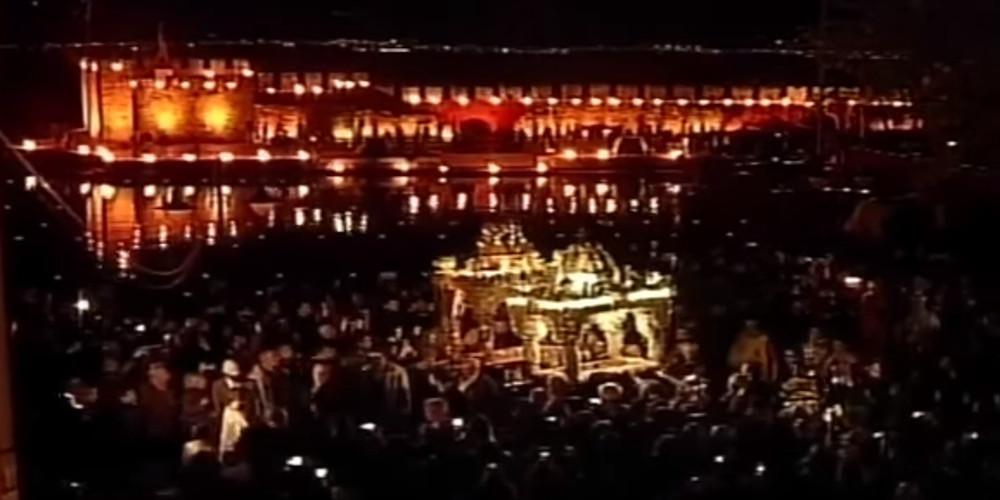 Τρούλος αποκολλήθηκε από επιτάφιο στη Ναύπακτο - Ένας τραυματίας [βίντεο]