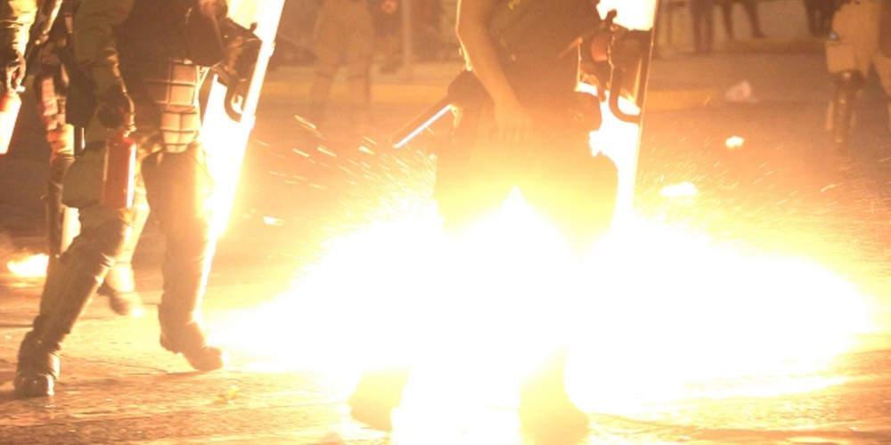 Συνεχίζεται η ανομία στο Εξάρχεια: Επιθέσεις με μολότοφ στα ΜΑΤ