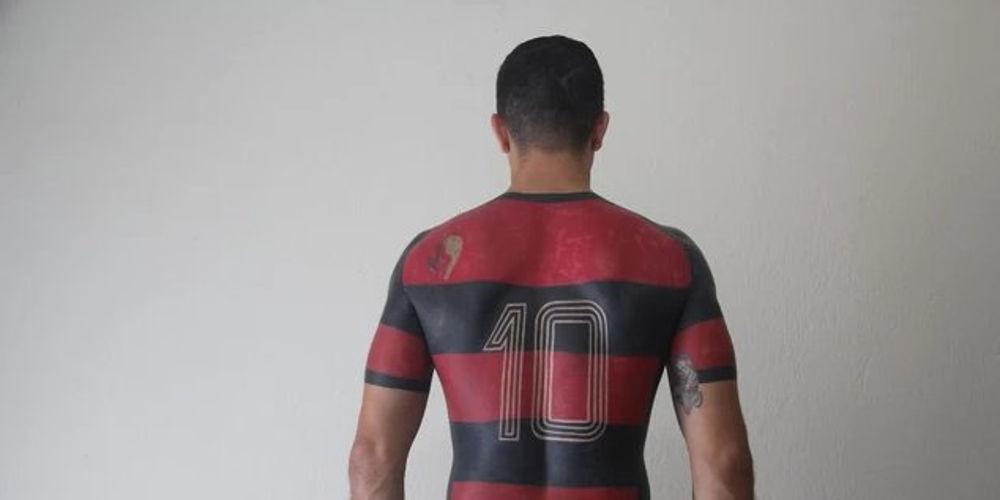 Έκανε τατουάζ την φανέλα της Φλαμένγκο σε όλο του το σώμα!