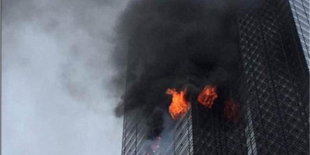 Ενας νεκρός και τρεις αγνοούμενοι από κατάρρευση φλεγόμενου κτιρίου στη Βραζιλία