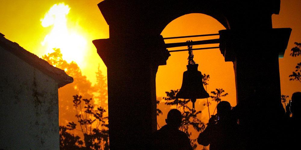 Δύσκολη μάχη με τις φλόγες στην Φρίξα - Συνελήφθη 46χρονος για εμπρησμό