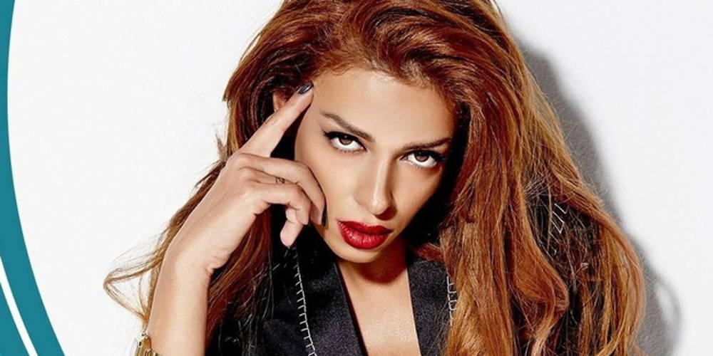 Με ανοιχτή καπαρντίνα και εσώρουχα η Ελένη Φουρέιρα [εικόνα]