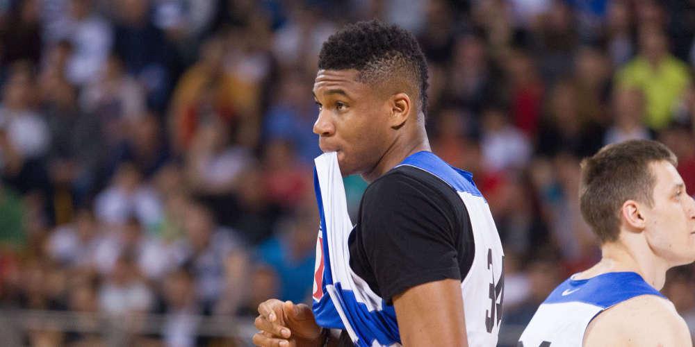 Στιγμές χαλάρωσης για τον Αντετοκούνμπο στη Μύκονο - Το μπάνιο με τη σύντροφό του στην Ψαρού [εικόνες & βίντεο]