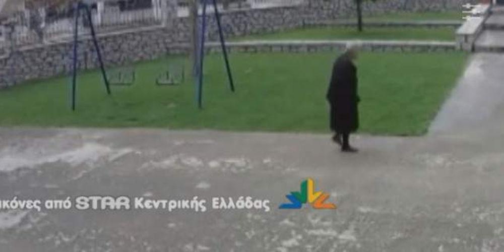 Βίντεο-ντοκουμέντο: Η στιγμή που απατεώνες «ξαφρίζουν» ηλικιωμένη στη Λαμία