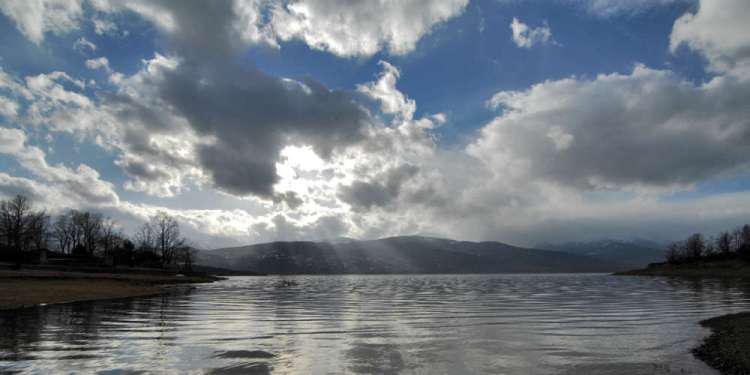 Καιρός: Παρασκευή με βροχές και σκόνη - Μικρή άνοδος της θερμοκρασίας