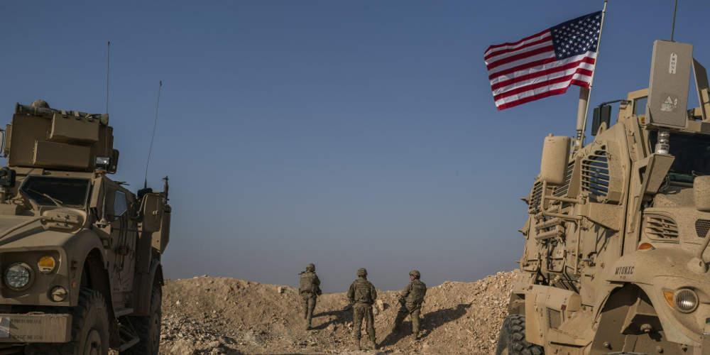 Με κατάρες, πέτρες και... σάπια φρούτα το «αντίο» των Κούρδων στα αμερικανικά στρατεύματα στη Συρία [βίντεο]