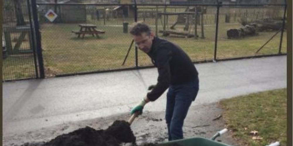 Ο Γερούν Ντάισελμπλουμ φορτώνει κοπριά στο καρότσι [εικόνα]