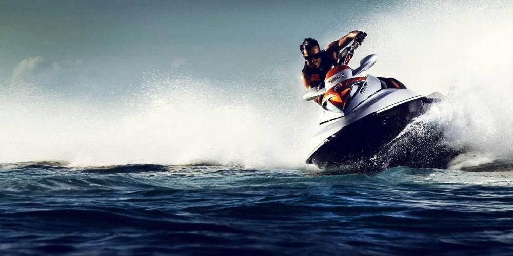 Απίστευτο κι όμως αληθινό: τζετ σκι επιχειρούν να φτάσουν στην Ευρώπη οι μετανάστες