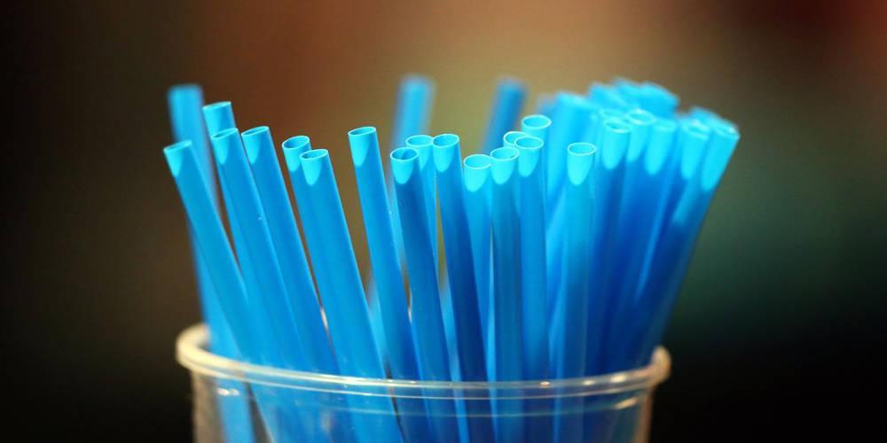 Πλαστικά καλαμάκια τέλος! Ποια άλλα προϊόντα καταργούνται από την αγορά