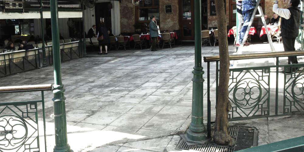 Το ΣτΕ υποχρεώνει επιχειρηματία στο Κολωνάκι να αφαιρέσει τα στέγαστρα από τις καφετέριες