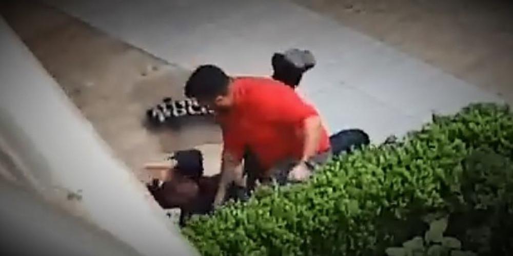 Άγριος ξυλοδαρμός αστυνομικού από διαδηλωτή στην Θεσσαλονίκη [βίντεο]