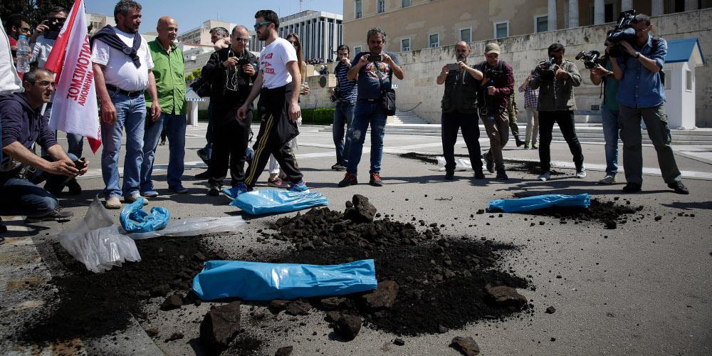 Πέταξαν λιγνίτη στον Άγνωστο Στρατιώτη οι συνδικαλιστές της ΔΕΗ