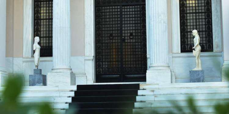 Έκτακτη σύσκεψη Φλαμπουράρη-τραπεζιτών στο Μαξίμου για τα κόκκινα δάνεια