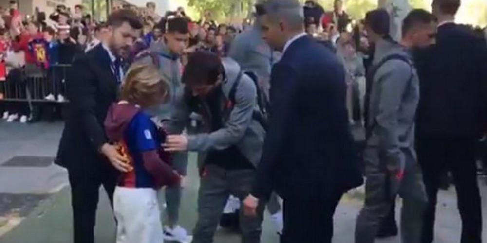 Ο Μέσι έκανε χαρούμενο έναν πιτσιρικά που προσπάθησε να τον προσεγγίσει!