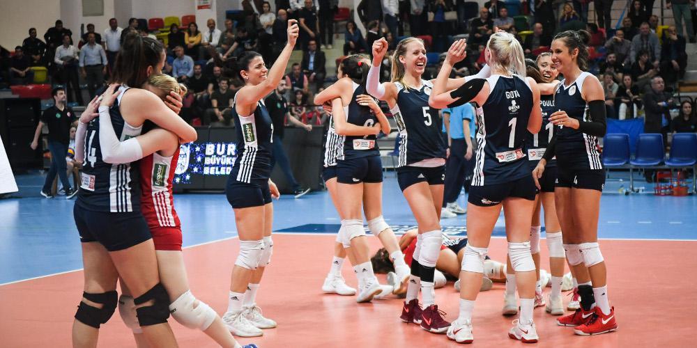 Η απονομή του κυπέλλου στον Ολυμπιακό μέσα στην Τουρκία [βίντεο]