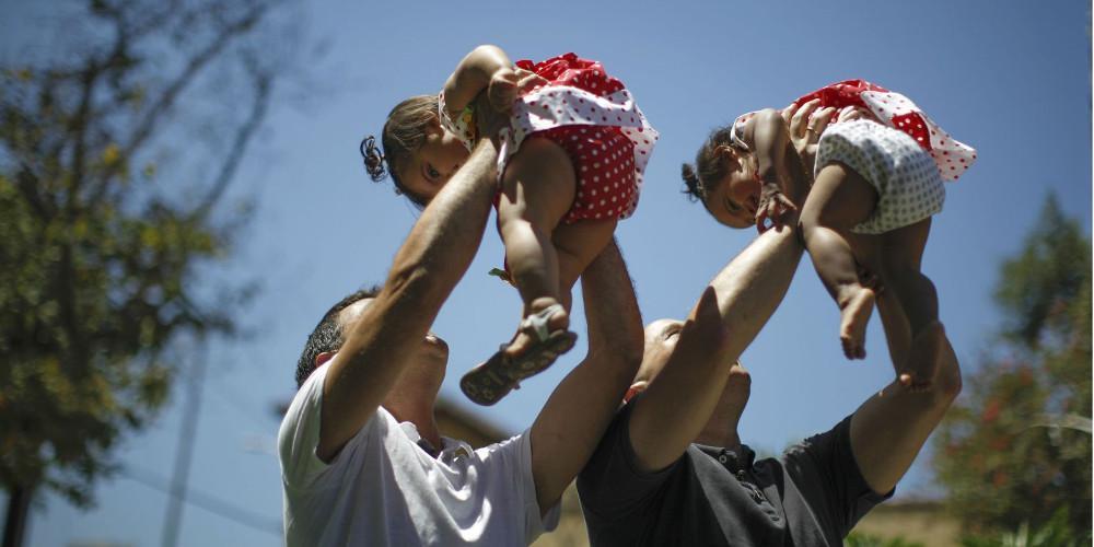 ΕΛΣΤΑΤ: Αύξηση 6% στις υιοθεσίες το 2024, σχεδόν οι μισές σε παιδιά έως 5 ετών