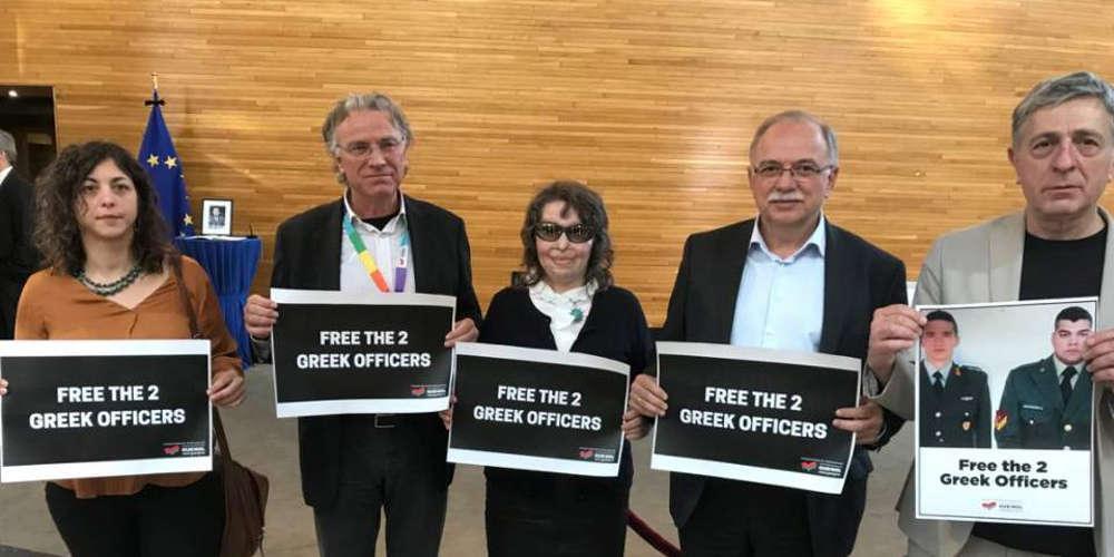 Ελληνες ευρωβουλευτές κράτησαν φωτογραφίες των Ελλήνων στρατιωτικών ως ένδειξη διαμαρτυρίας