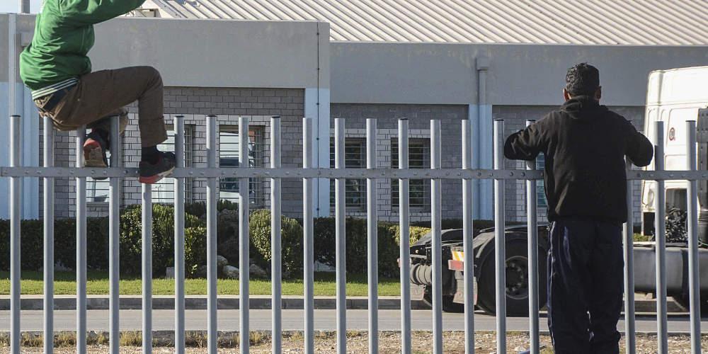 Χάος με μετανάστες στην Πάτρα που έσπασαν τον φράχτη και μπαίνουν μαζικά στο λιμάνι