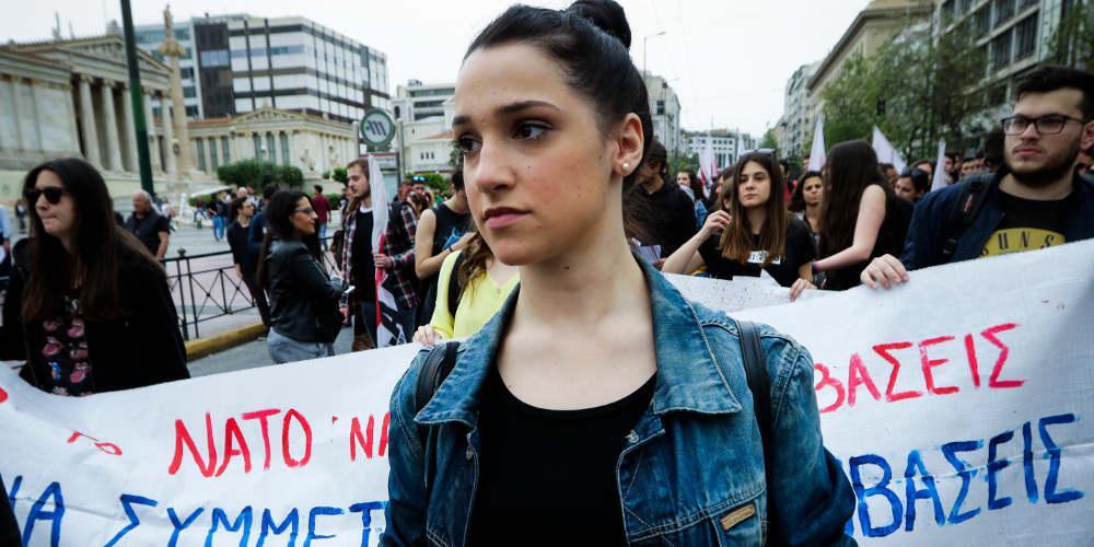 Σε εξέλιξη το μαθητικό συλλαλητήριο στο κέντρο της Αθήνας κατά του πολέμου στη Συρία [εικόνες]