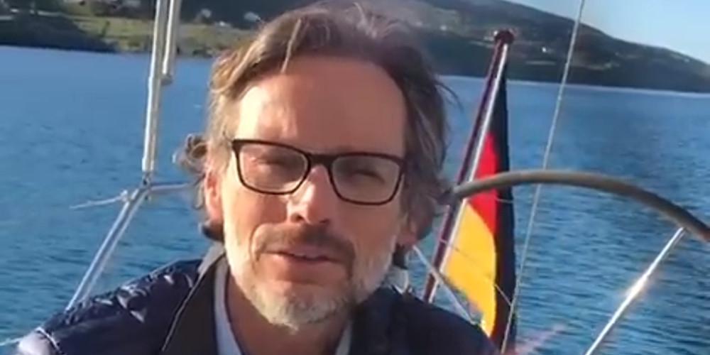 Ο Γερμανός πρέσβης μιλά ελληνικά και εύχεται καλή Ανάσταση [βίντεο]