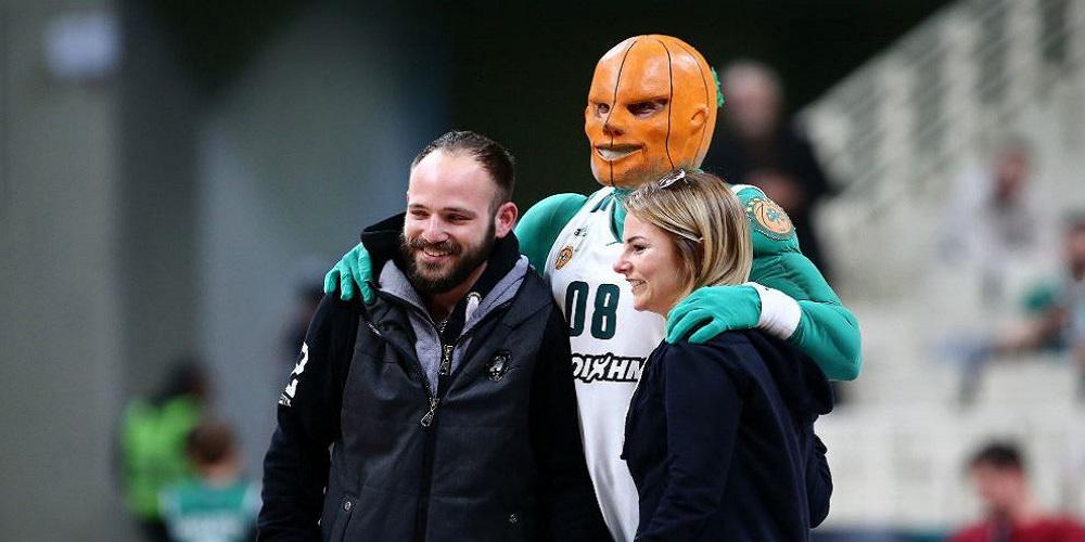 Πρόταση γάμου στο παρκέ του ΟΑΚΑ - Τους συνεχάρη ο... Mr. Green! [εικόνες]