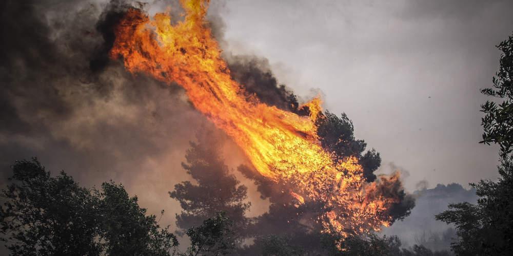 Μαίνεται η πυρκαγιά στο Λαύριο: Και εναέρια μέσα στη μάχη της κατάσβεσης