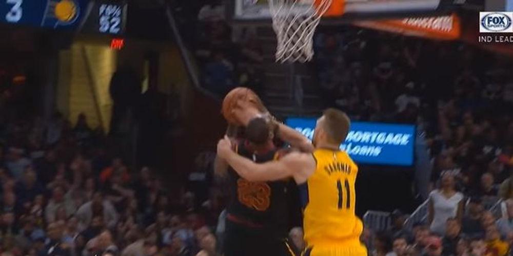 Ο Σαμπόνις ισοπέδωσε τον Λεμπρόν με πολύ σκληρό φάουλ