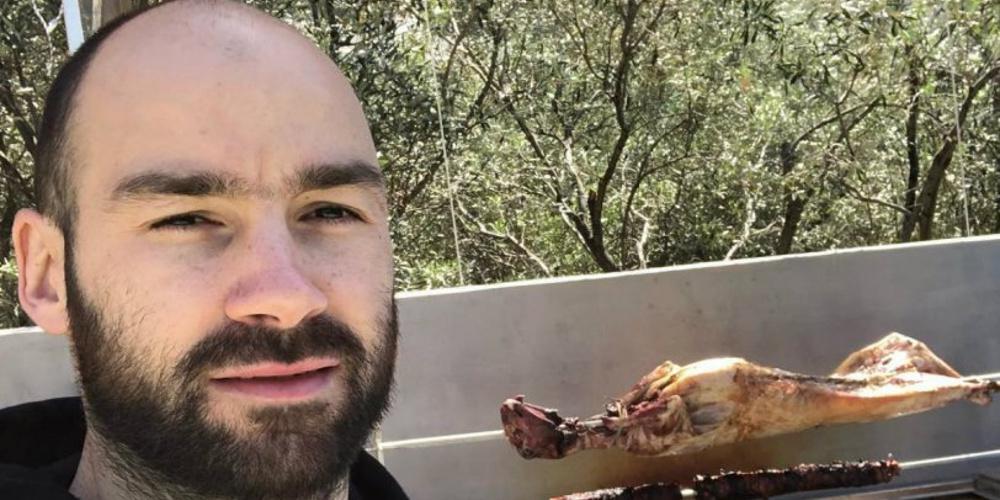 H selfie του Σπανούλη με το αρνί στη σούβλα [εικόνα]