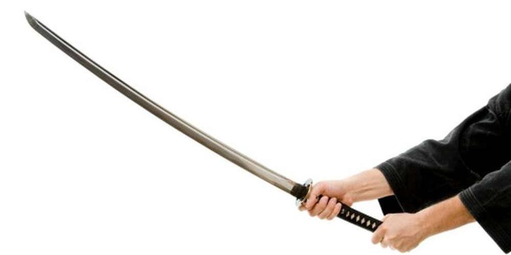 Απίστευτο: Μεθυσμένος δήμαρχος-σαμουράι επιτέθηκε σε άστεγους στην Γαλλία