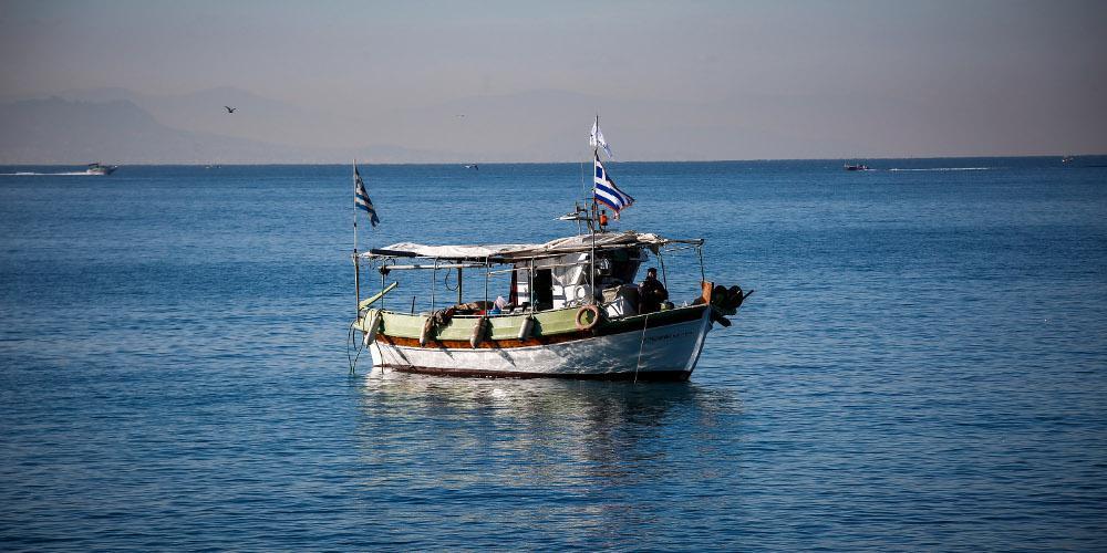 Παρ’ ολίγον τραγωδία: Ανατροπή βάρκας με δυο ενήλικες και ένα παιδί