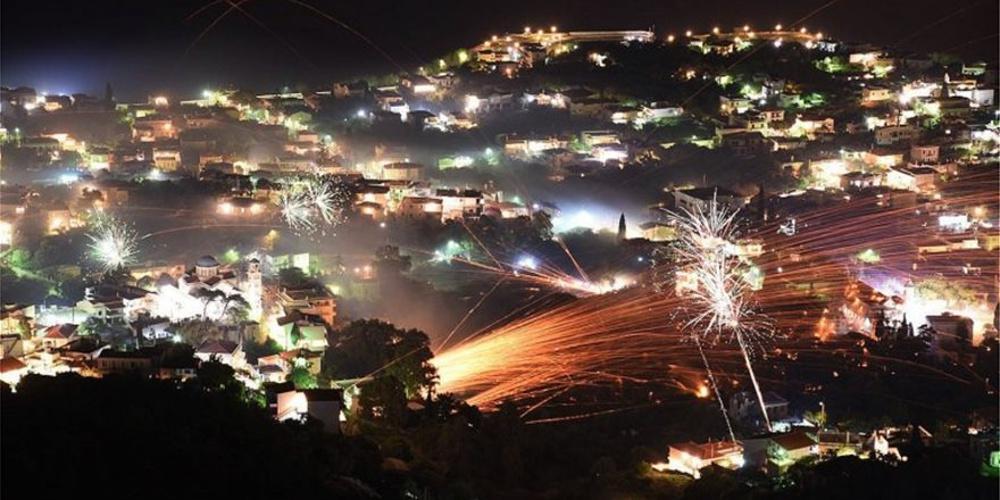 Εντυπωσιακό και φέτος το έθιμο του ρουκετοπόλεμου στην Χίο [εικόνες & βίντεο]
