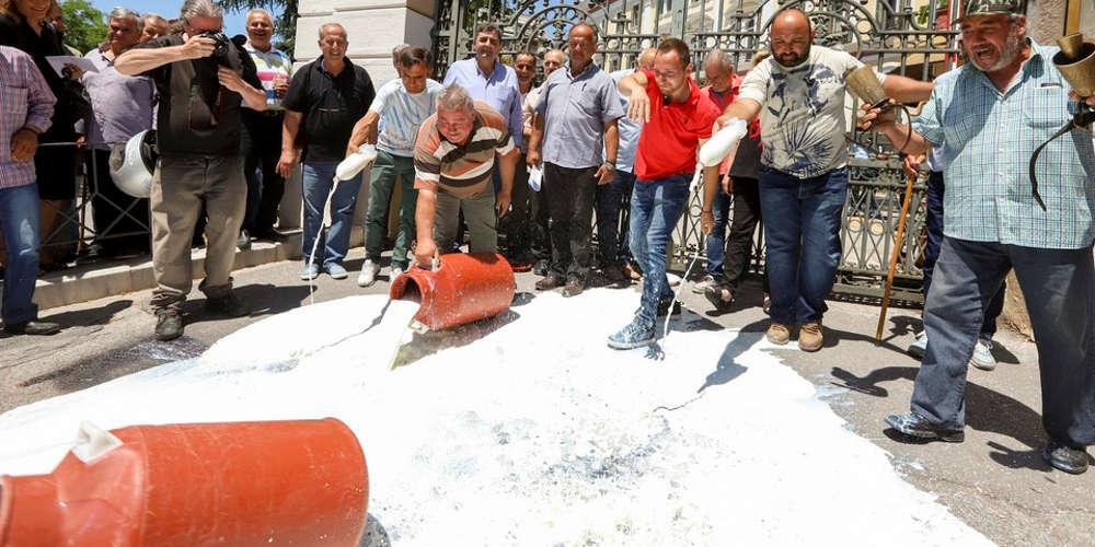 Διαμαρτυρία κτηνοτρόφων έξω από υπουργείο Μακεδονίας-Θράκης – Εριξαν γάλα στην είσοδο