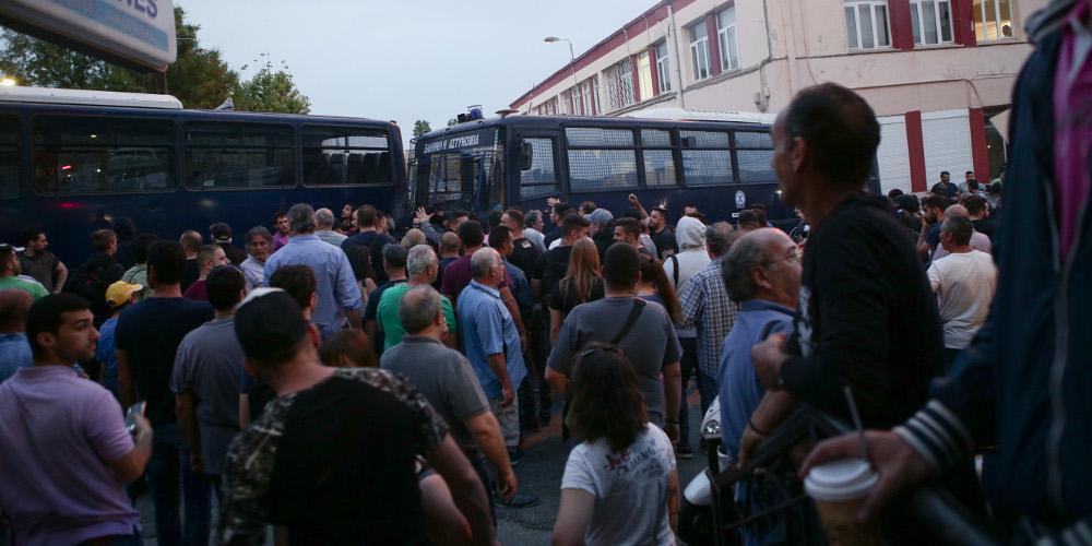 Αναβολή ενός έτους για τη δίκη των συλληφθέντων στα επεισόδια στη Μυιλήνη κατά την επίσκεψη Τσίπρα