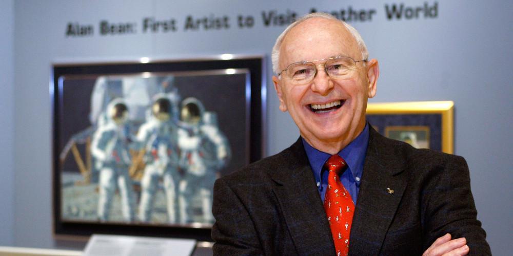 Πέθανε ο Aλαν Μπιν, ο τέταρτος άνθρωπος που πάτησε στη Σελήνη