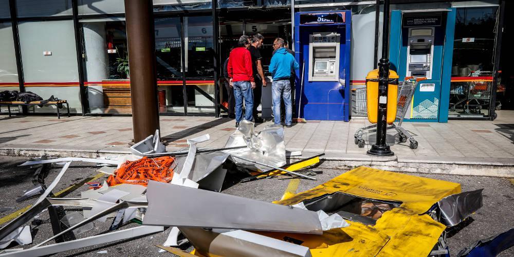 Μεγάλες ζημιές στην Παλλήνη: Άγνωστοι ανατίναξαν ΑΤΜ