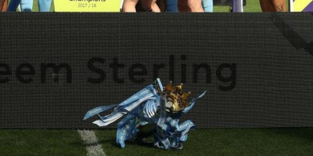 Οι παίκτες της Σίτι έριξαν την κούπα της Premier League στους πανηγυρισμούς!