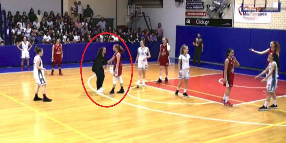 Αθάνατη Ελληνίδα μάνα εισβάλλει στο γήπεδο και τα βάζει με αθλήτρια που έκανε φάουλ [βίντεο]