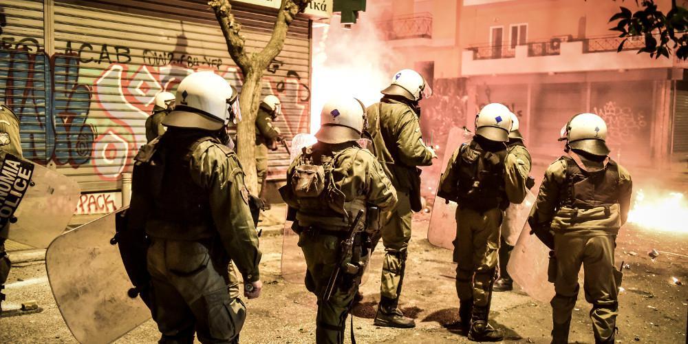 Επιχείρηση της ΕΛ.ΑΣ. στα Εξάρχεια: Τρεις συλλήψεις, ναρκωτικά, σντισφυξιογόνες μάσκες και μεταλλικά σφαιρίδια