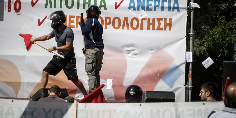 Κουκουλοφόροι επιτέθηκαν στην συγκέντρωση της ΑΔΕΔΥ με καδρόνια και αυγά