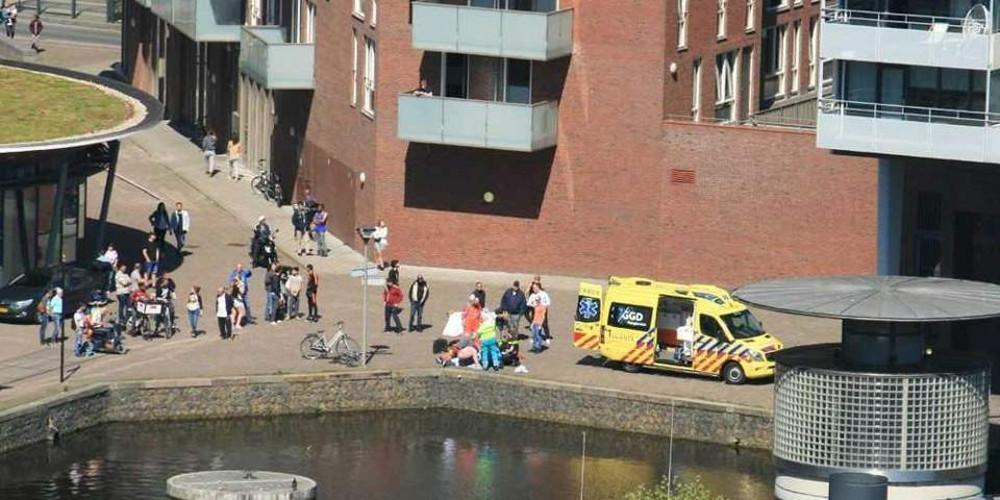 Πανικός στη Χάγη: Άνδρας επιτέθηκε με μαχαίρι σε πολίτες [εικόνες & βίντεο]