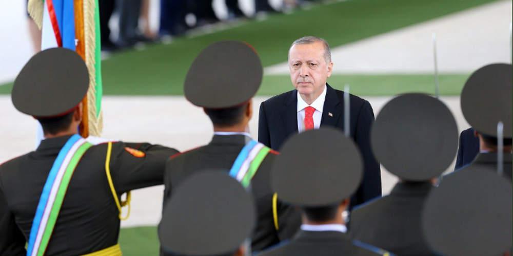 Ο Ερντογάν ψάλλει το κοράνι μπροστά από τάφο σεΐχη [βίντεο]