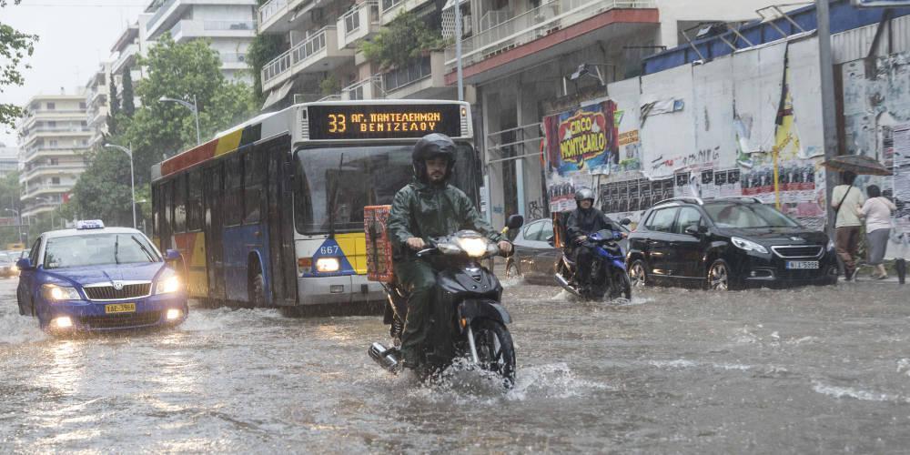 Χαμός στην Αττική από την κακοκαιρία - Εκλεισε η Πειραιώς
