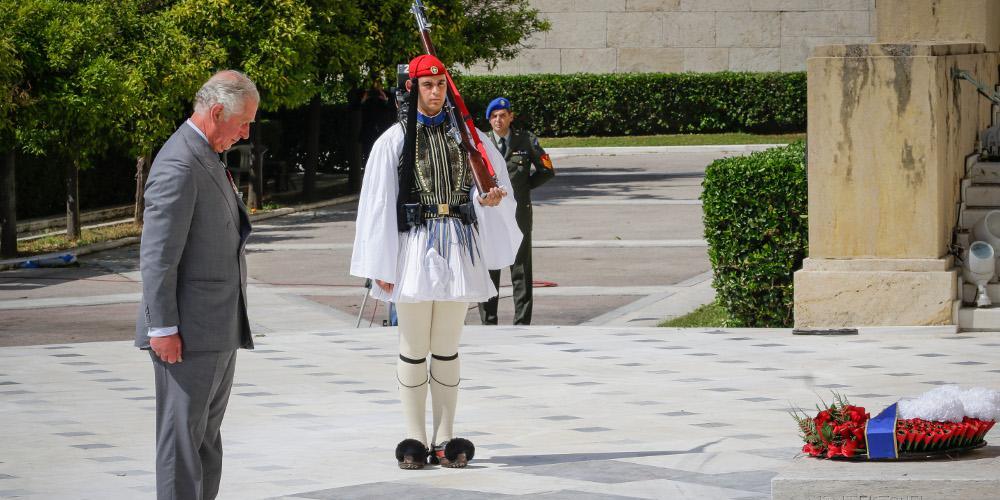 Κατάθεση στεφάνου στον Άγνωστο Στρατιώτη από τον Πρίγκιπα Κάρολο [εικόνες & βίντεο]