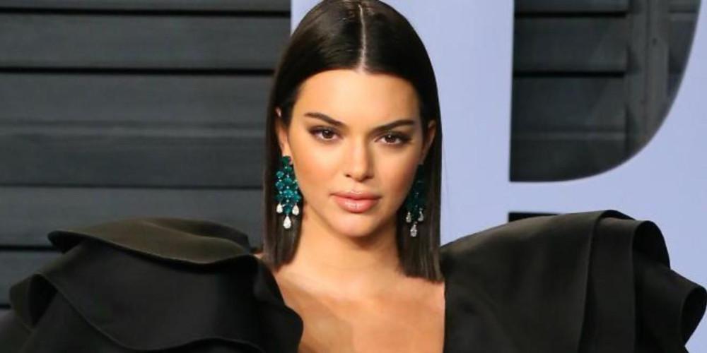 Αναστατώνει η Κένταλ Τζένερ: Χορεύει Ζορμπά και σπάει πιάτα στη Μύκονο [εικόνες & βίντεο]