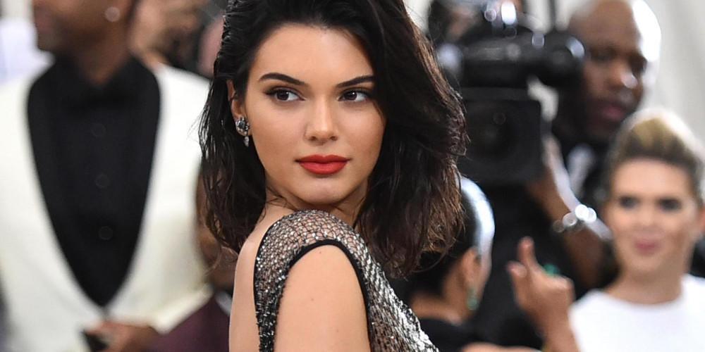 Η Kendall Jenner πιο «καυτή» από ποτέ - Με διάφανο μίνι φόρεμα και χωρίς σουτιέν! [εικόνα]