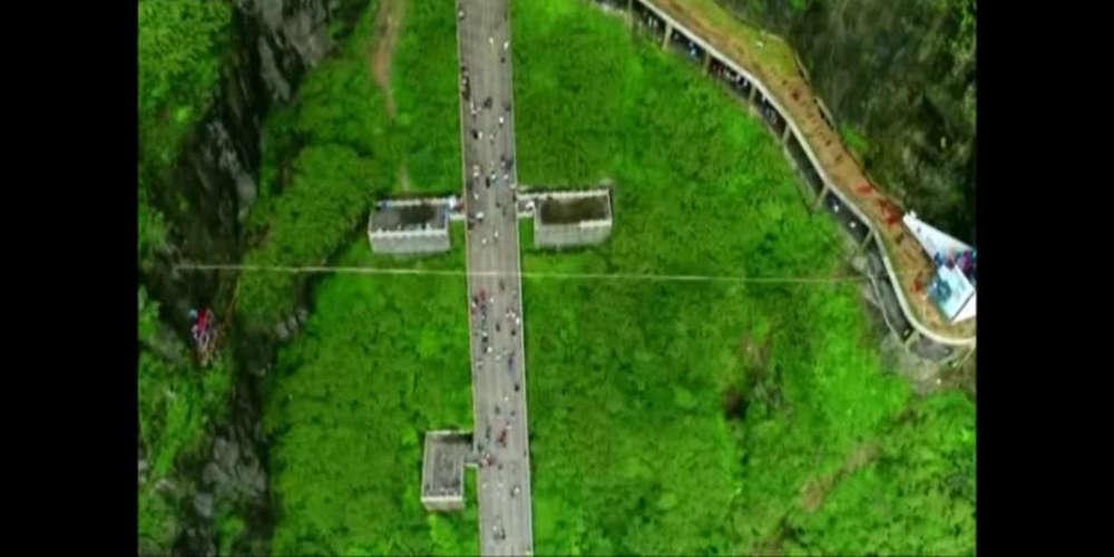 Απίστευτο βίντεο: Περπάτησαν με τακούνια σε τεντωμένο σχοινί, σε ύψος 1.300 μ.