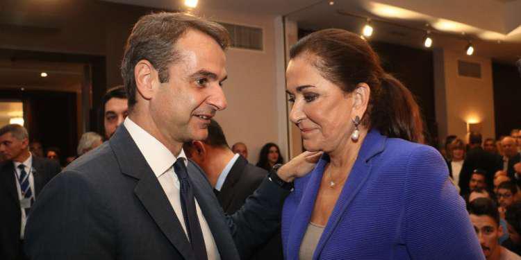 Σύσσωμη η οικογένεια Μητσοτάκη στο παλιό λιμάνι των Χανίων [εικόνες]